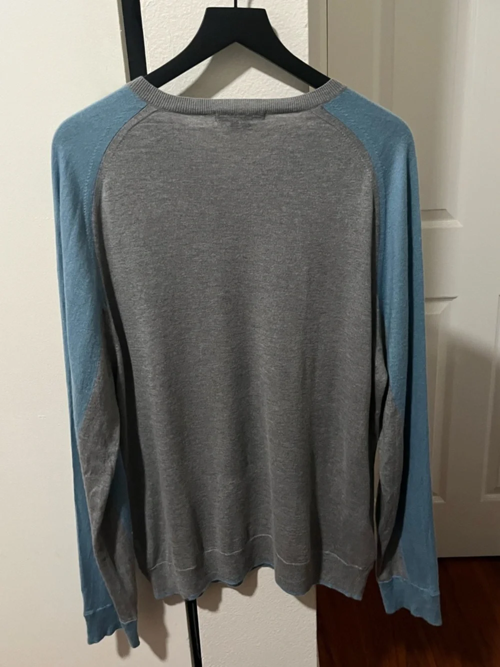 Theory Two-Tone V-Neck Sweater in Cashmere and Silk - Picture 5 of 6